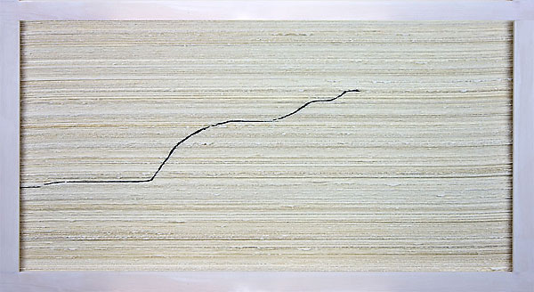 Der Riss II, dreidimensionales Papierobjekt, ca. 1000 Papierstreifen gerissen (170g/qm Papier, Naturweiß und Schwarz), 70 x 40 x 6 cm
